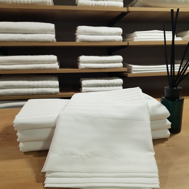 Μαξιλαροθήκη Ξενοδοχείου cozycotton (52×72) με ρίγα σατέν 220TC 60% Βαμβ / 40% Πολ